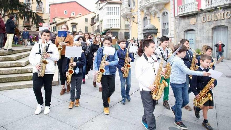 Participantes, ayer, en el pasacalles de saxofonistas por el centro de Avilés.