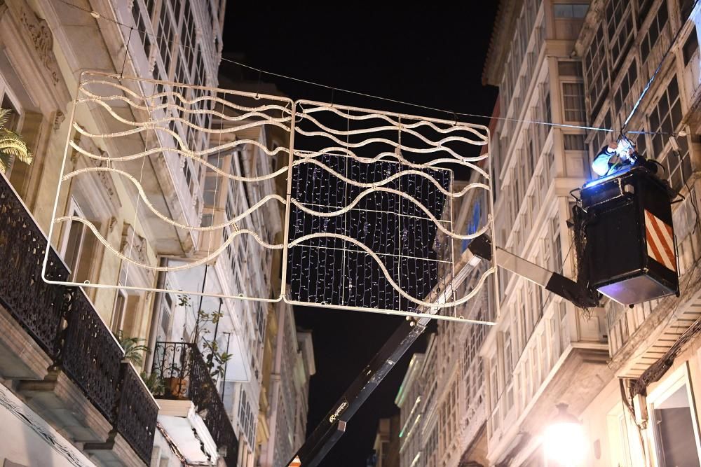 Instalación de iluminación navideña en calle Real