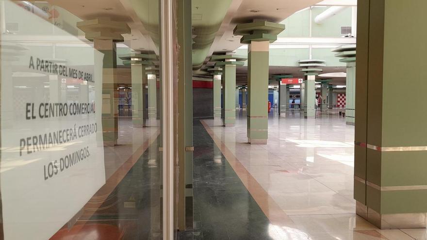 Solo el 37% de los locales del centro comercial de El Entrego siguen con actividad, 23 de 61 puestos de venta