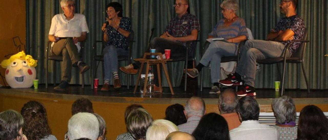 David Pujol (a l’esquerra) i Núria Trobajo (al seu costat) durant la presentació del llibre a Boadella.