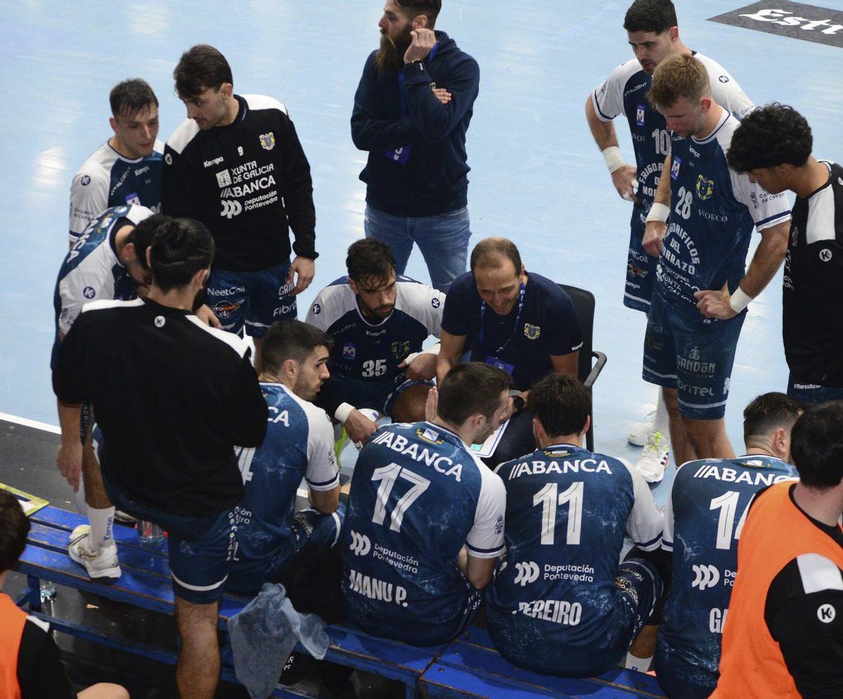 Quique Domínguez da instrucciones a sus hombres durante el Cangas-Ciudad Real.