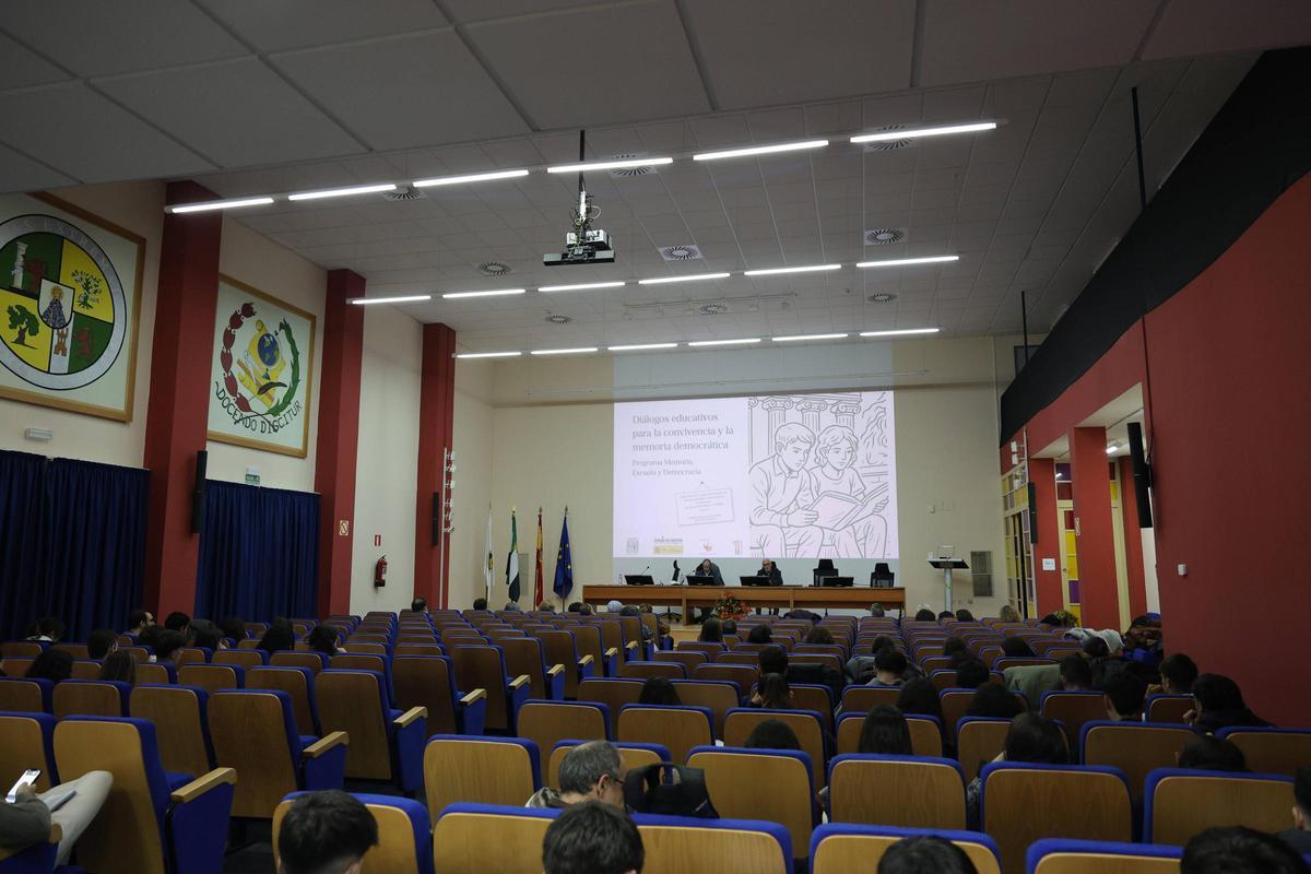 Galería | Así fue la charla en Cáceres