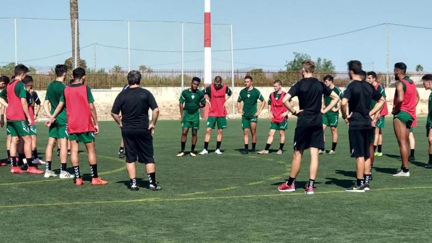 Los jugadores del Ilicitano, durante un entrenamiento