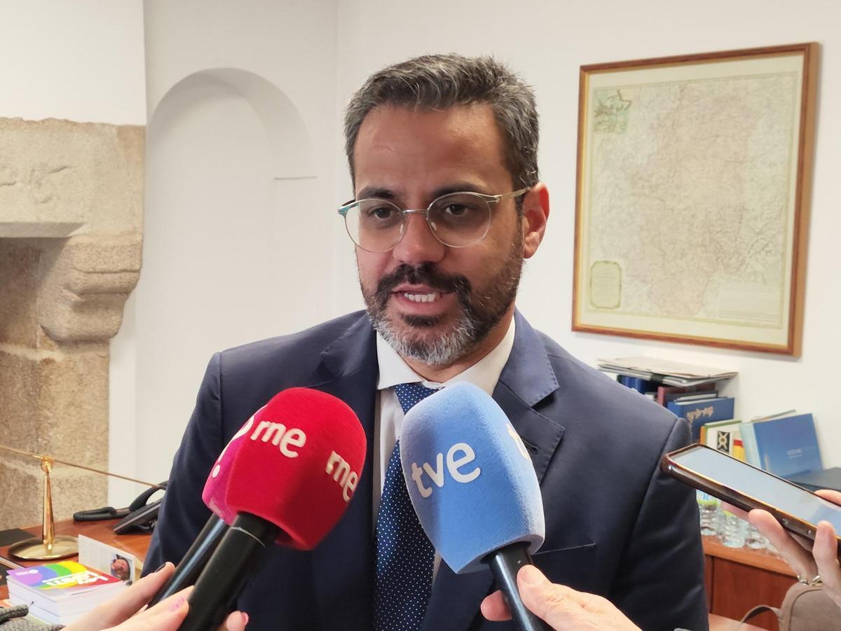 Manuel José González Andrade atiende a los medios en Olivenza tras anunciar su renuncia a la candidatura para liderar el PSOE de Extremadura y su integración en el proyecto de Álvaro Sánchez Cotrina.