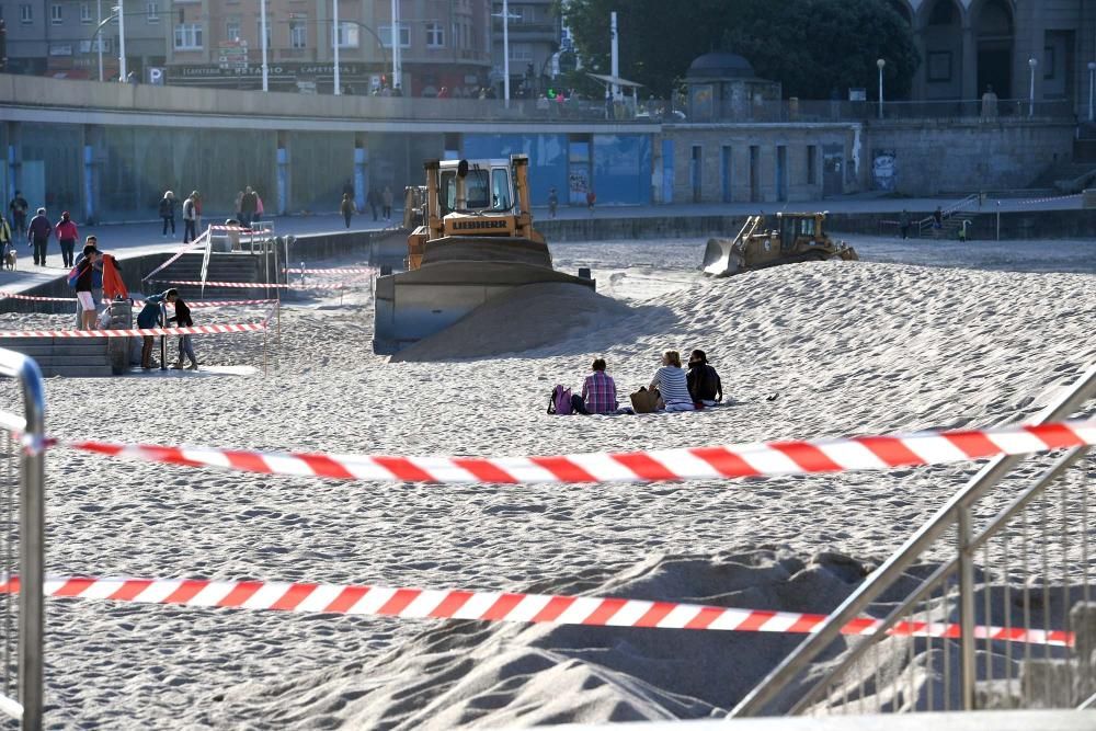 Las playas de A Coruña se preparan para el verano