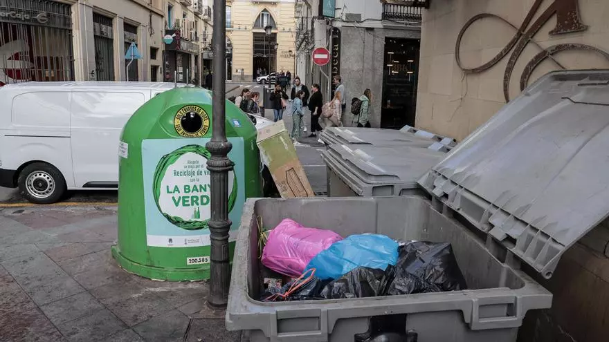 Contenedores sin soterrar en el centro de Alicante