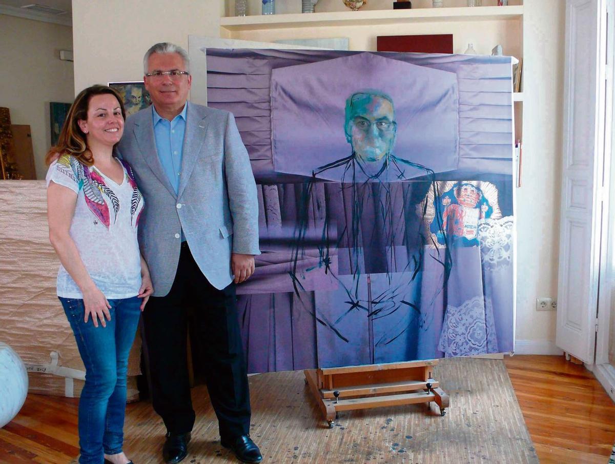 Amb el jurista Baltasar Garzón, també retratat per l’artista olotina.
