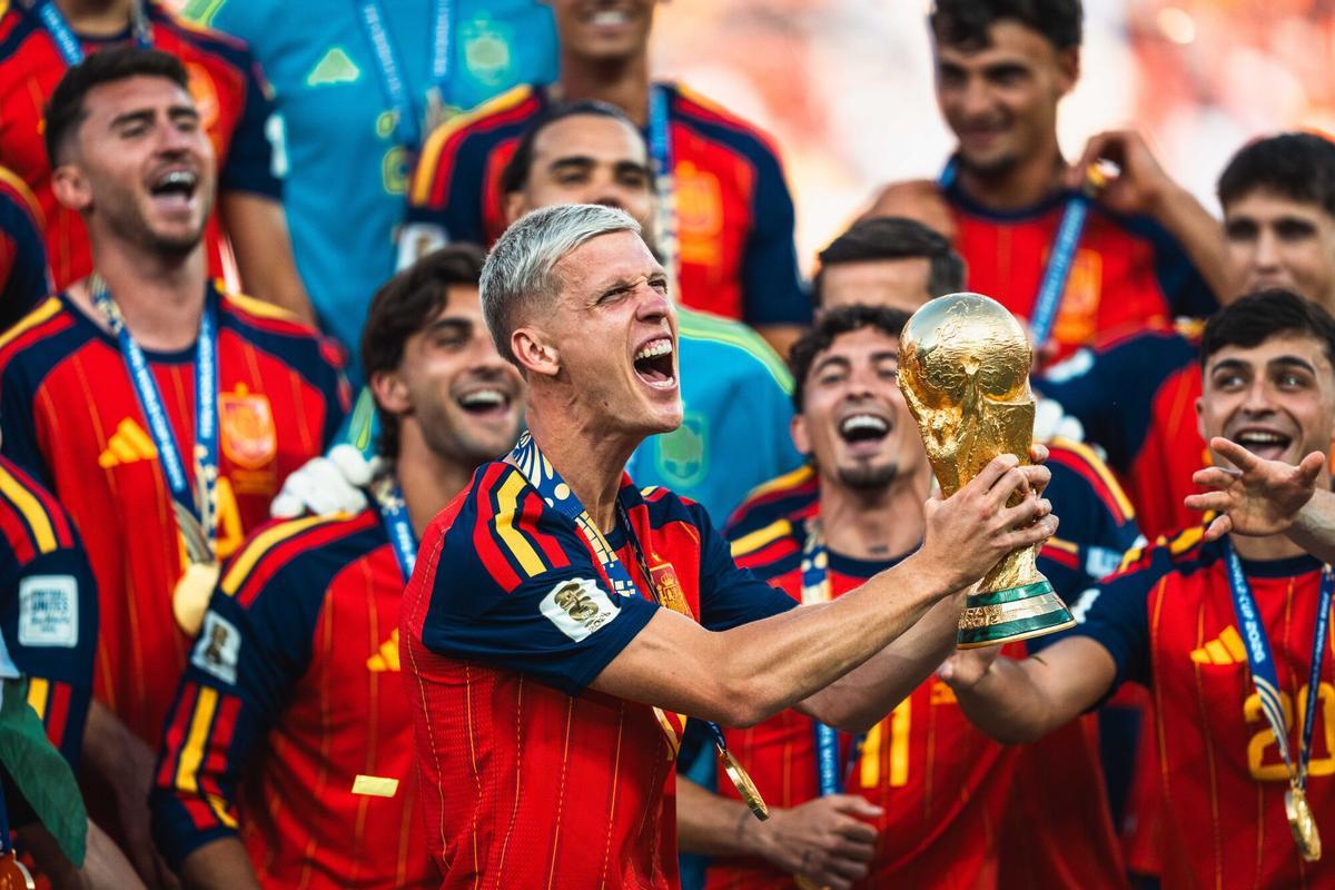 Dani Olmo, durante la celebración del Mundial con España