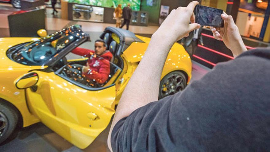 Asistentes al salón del automóvil Madrid Auto se fotografían en el interior de un coche expuesto­­. efe.