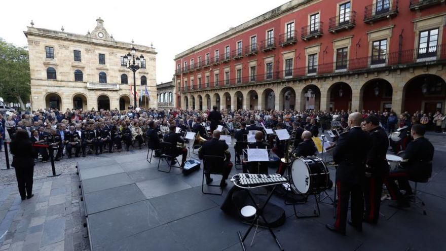 Asistentes al concierto, ayer, en la plaza Mayor. | Adrián Sierra