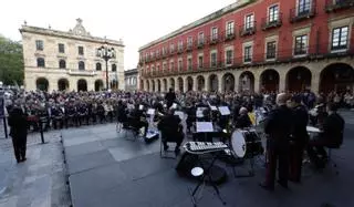 Multitudinario concierto de la Unidad de Música del Tercio Norte en la plaza Mayor