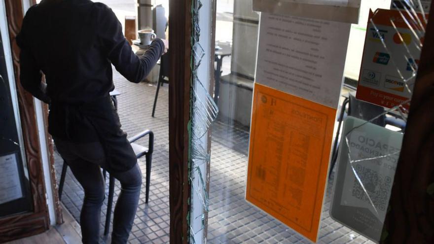 Dos encapuchados roban la máquina de tabaco del bar Pontejos, en San Agustín