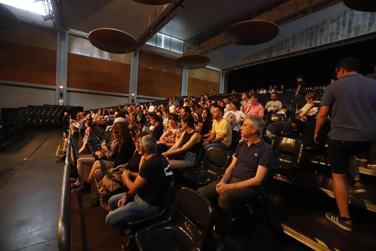 Público en el graderío que se instalaba en la sala Multiusos del Auditorio para el Festival Malabar.