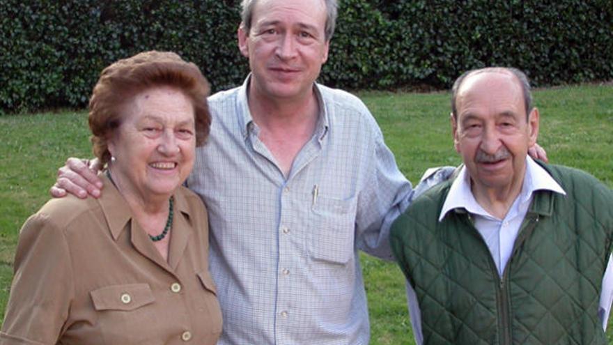 Pedro Armada (centro), con su madre, Francisca de Paula, y su padre, Alfonso Armada.