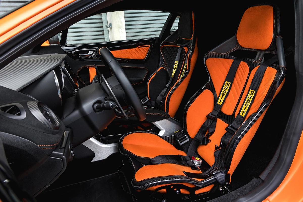 En el interior se respira tecnología y deportividad, además de poderse personalizar hasta el último detalle con el programa Atelier Sur-Mesure y On Demand.