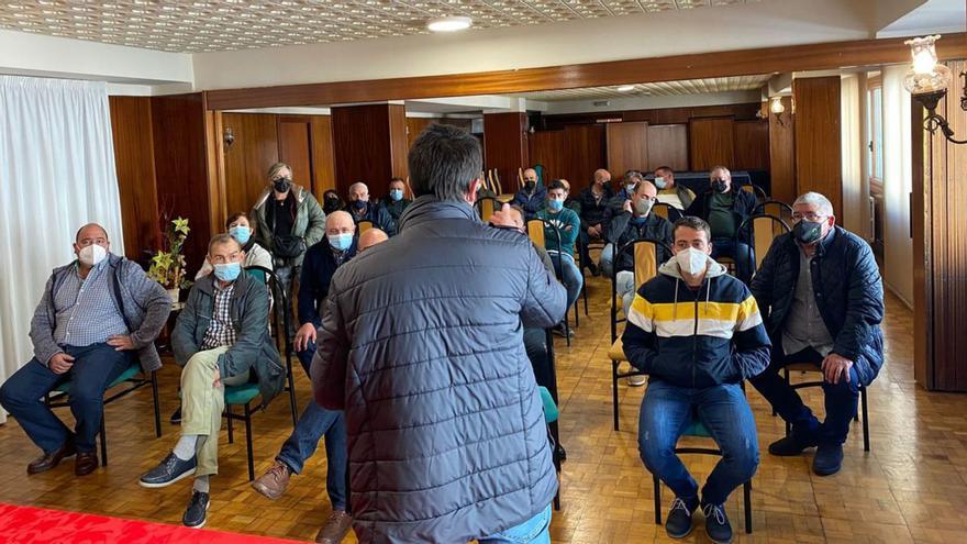 Ganaderos y ganaderas de la comarca, durante la reunión con Unións Agrarias.