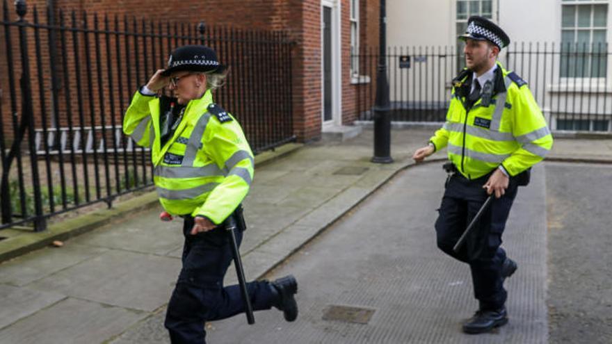 Un hombre trata de saltar una verja de seguridad en Downing Street