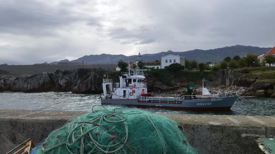 La Nalona trabaja para completar el dragado del puerto pesquero de Llanes