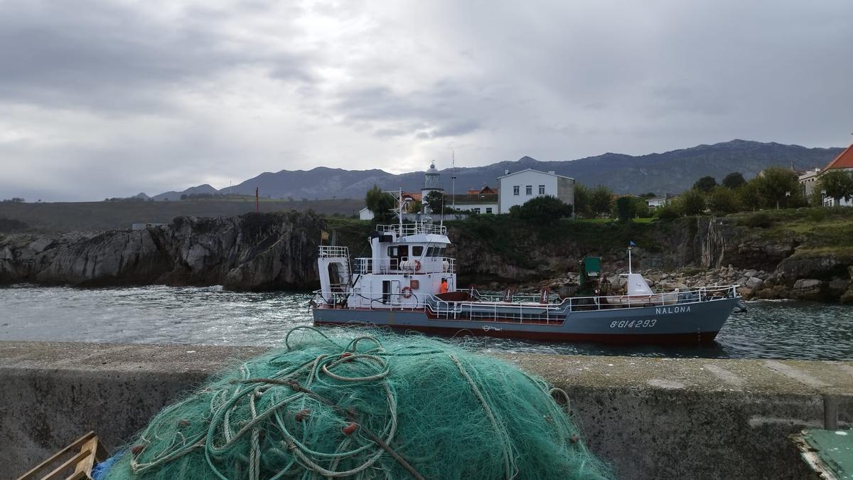 La Nalona draga en el puerto de Llanes