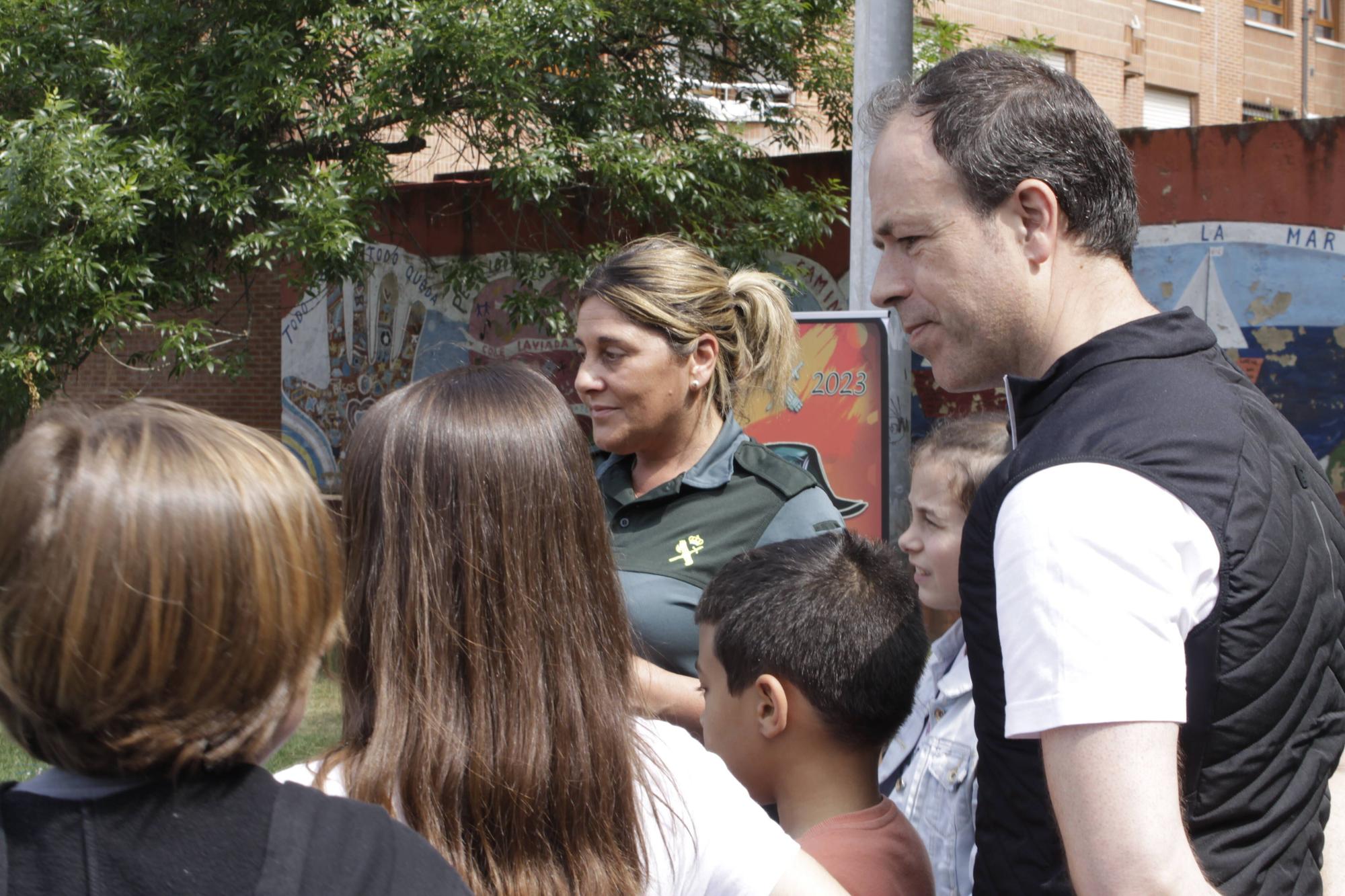 La visita de la Guardia Civil al colegio gijonés de Laviada, en imágenes