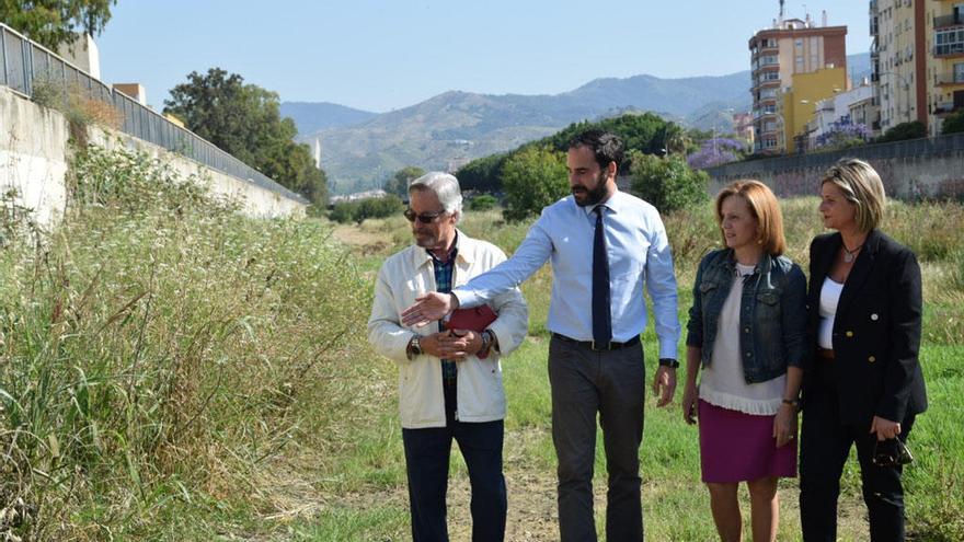 Pérez, en el centro, con las concejalas Begoña Medina y Lorena Doña, a la derecha.