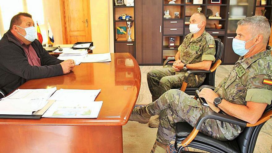 El alcalde, Matías Peña, junto a los mandos militares, ayer. | | LP/DLP