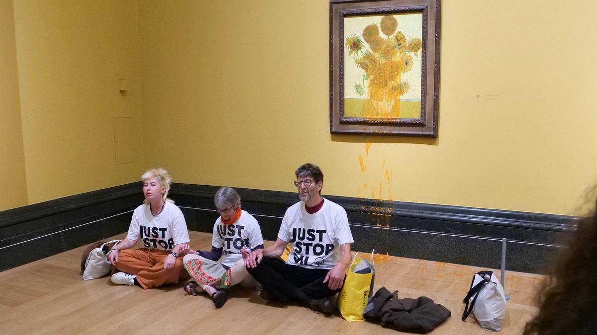 Dos activistas vuelven a lanzar sopa contra un cuadro de Van Gogh