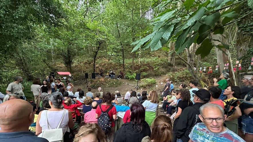 Rock con raíces en el Lavadero de Llamas: un centenar de vecinos de Pillarno disfrutan de su patrimonio natural con ritmo local