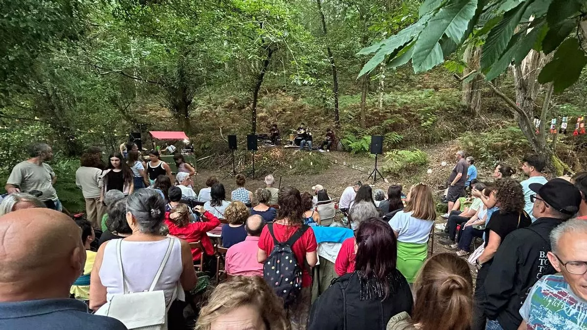 Rock con raíces en el Lavadero de Llamas: un centenar de vecinos de Pillarno disfrutan de su patrimonio natural con ritmo local