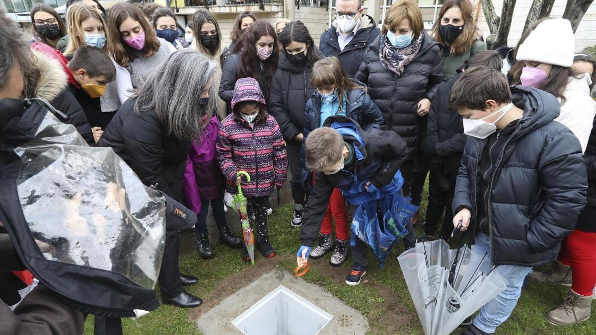 El grupo de escolares ante la cápsula del tiempo. | R. Solís