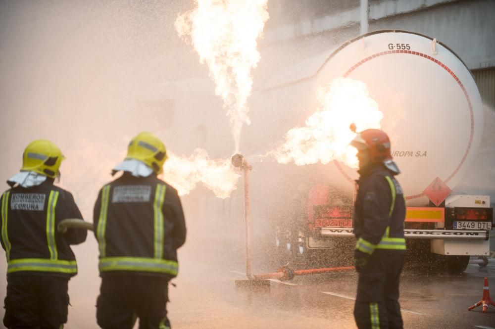 Bomberos y personal de los equipos de emergencias ensayan cómo intervenir en caso de accidente con mercancías peligrosas