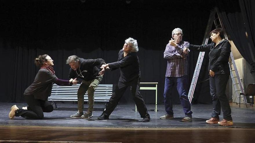 Un assaig de l’obra «La funció que surt malament» dels Paranys de Sant Joan