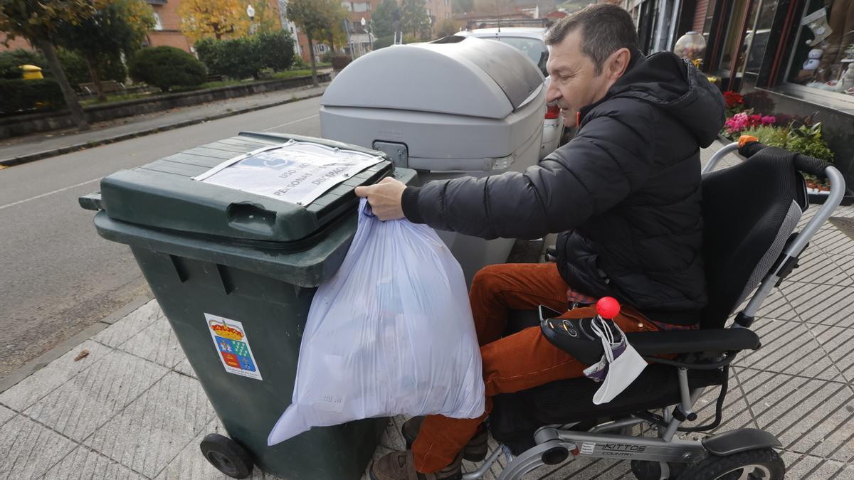 Nicolás Perez intenta tirar la basura en un contenedor de Blimea