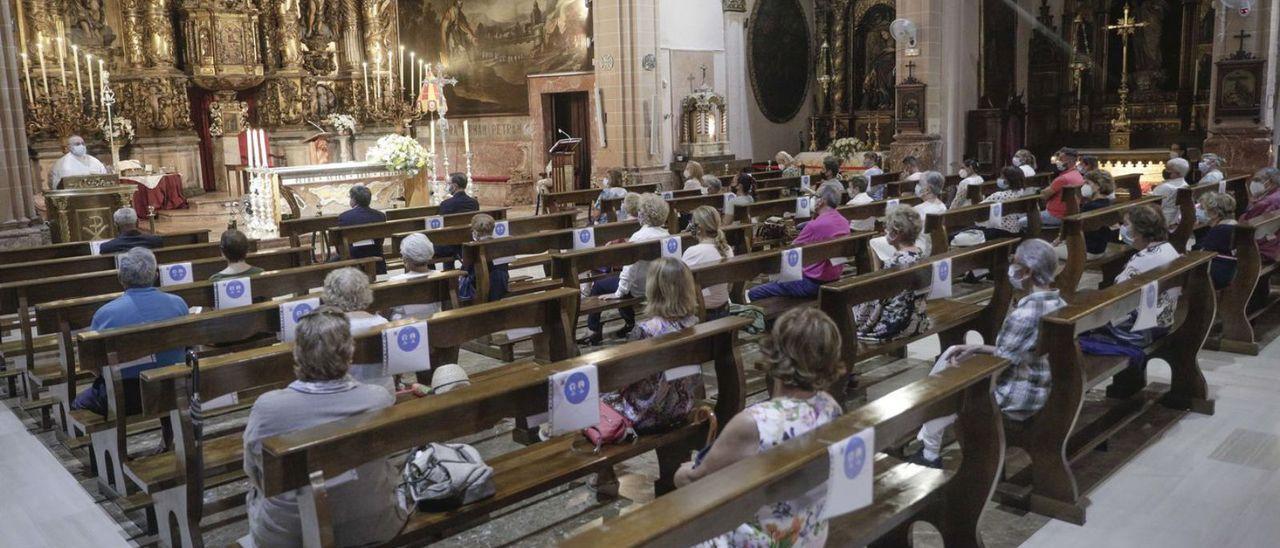 Fieles en la iglesia de Sant Miquel de Palma donde la agresora atacó al rector.