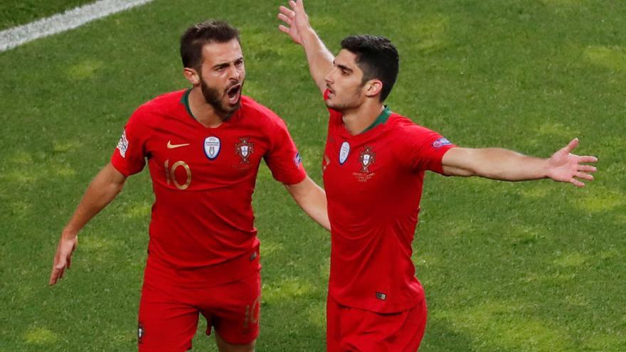 Guedes celebra un gol con Portugal junto a su compañero de selección Bernardo Silva.