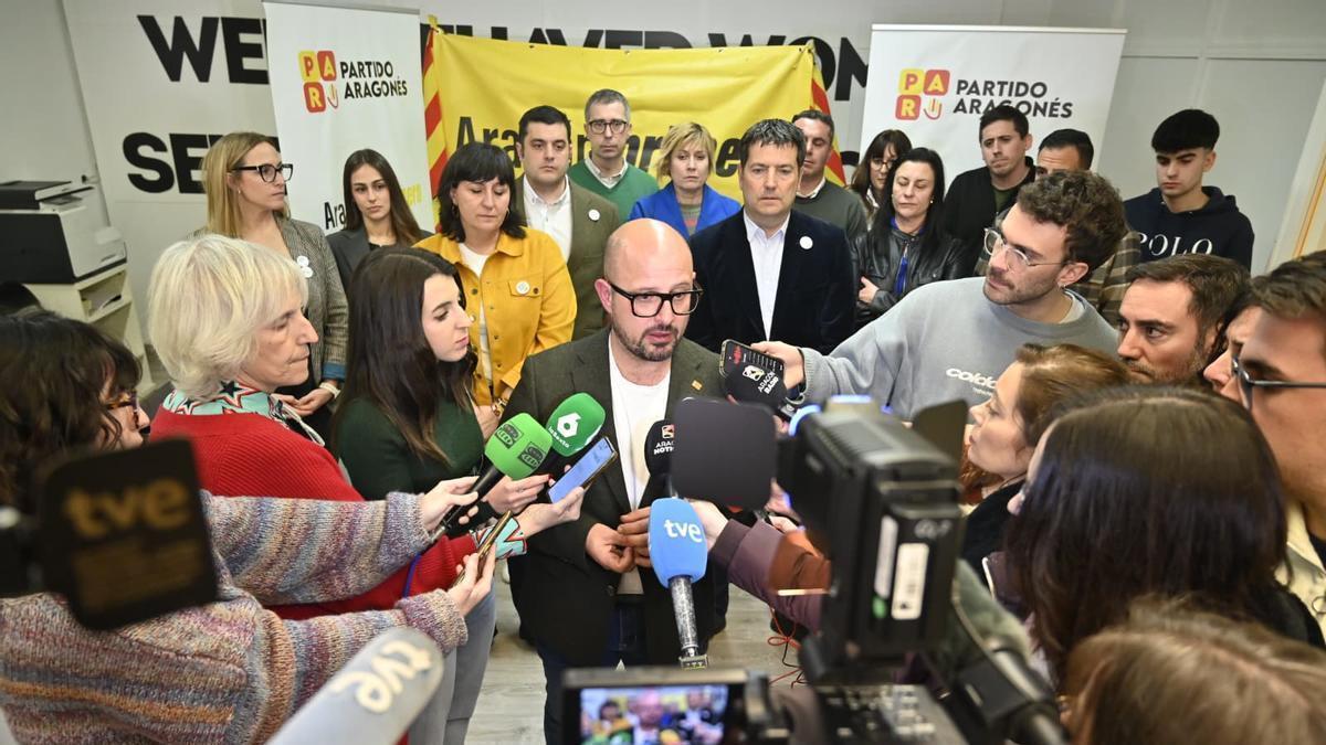 El presidente del PAR, Alberto Izquierdo, el pasado 8F rodeado de miembros de su partido.