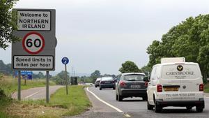 Un simple cartel indica la entrada en Irlanda del Norte (desde la República de Irlanda) y el límite de velocidad.
