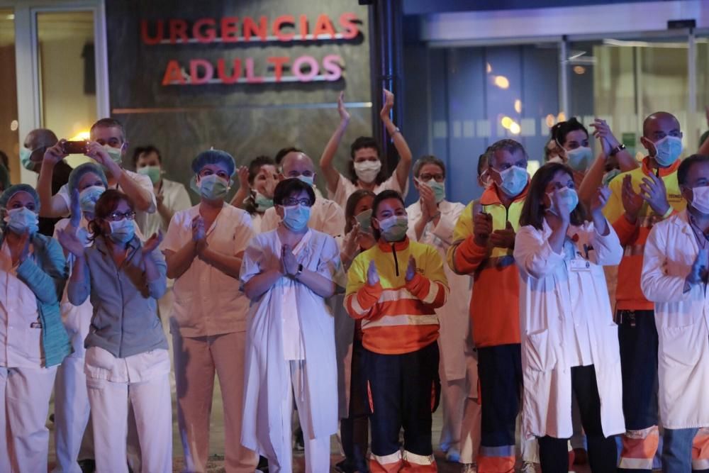 Homenaje de Policía, Guardia Civil y Bomberos al personal sanitario del HUCA