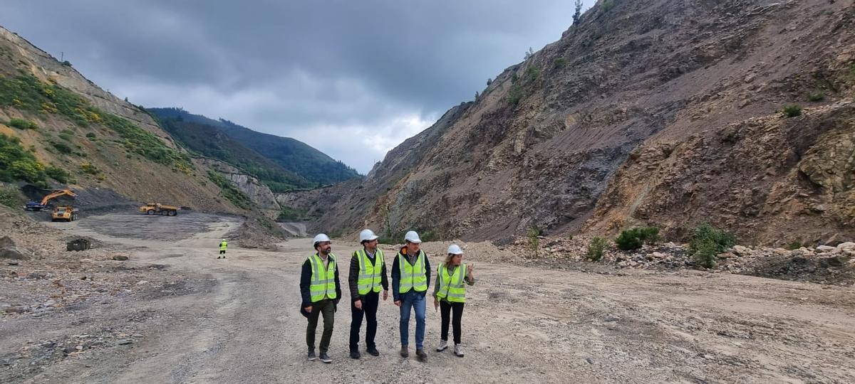 Por la izquierda, el alcalde de Cangas del Narcea, José Víctor Rodríguez; Enrique Fernández, el alcalde de Tineo, José Ramón Feito; y Belarmina Díaz en la mina de Buseiro.