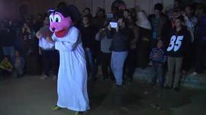 Activistes egipcis protesten davant de la seu de la Germandat Musulmana al Caire.