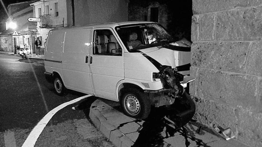 El furgón en el que viajaba el conductor vigués fallecido ayer en A Cañiza.