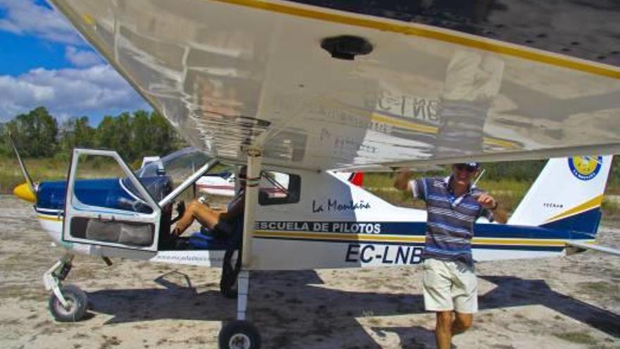 Uno de los pilotos realizando comprobaciones previas al vuelo.