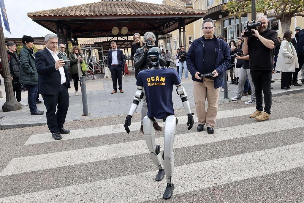 La demostración de los dos robots que han estado este martes en el Campus de Los Jerónimos de la UCAM, en imágenes