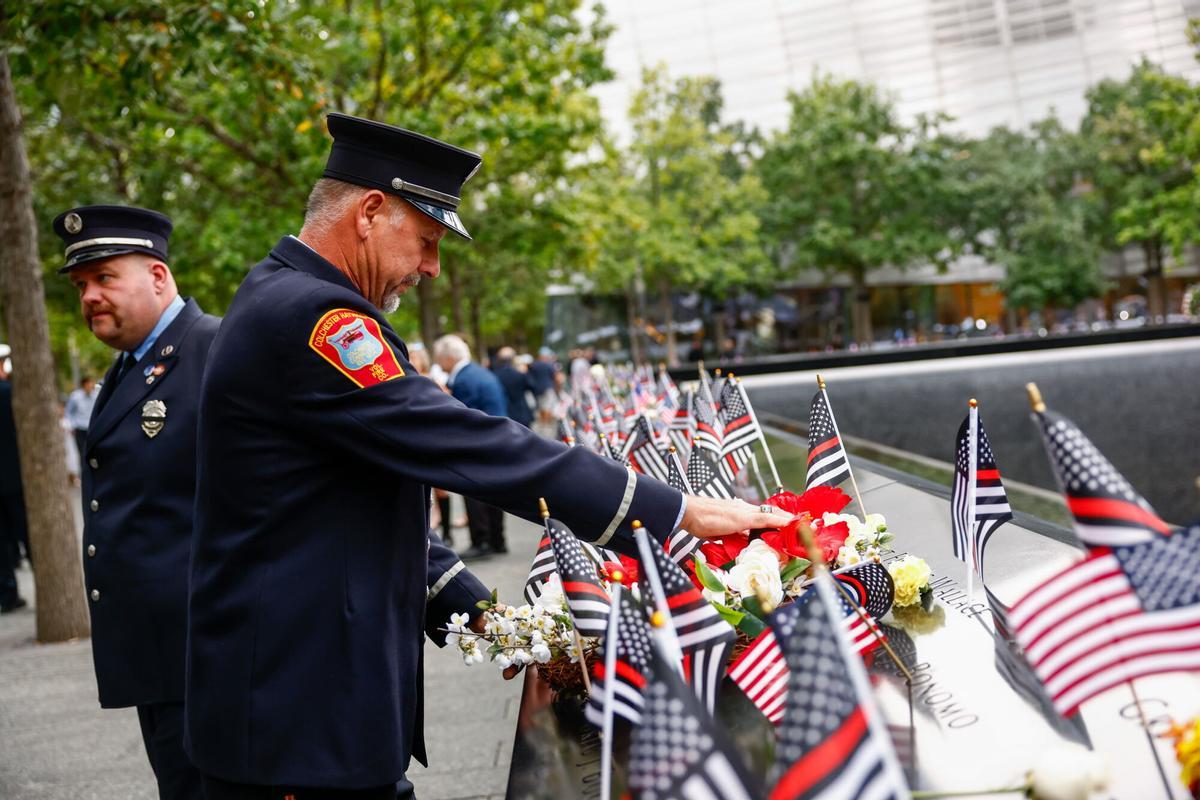 Bomberos del Departamento de Bomberos de Nueva York (FDNY) se reúnen en el Memorial del 11-S.