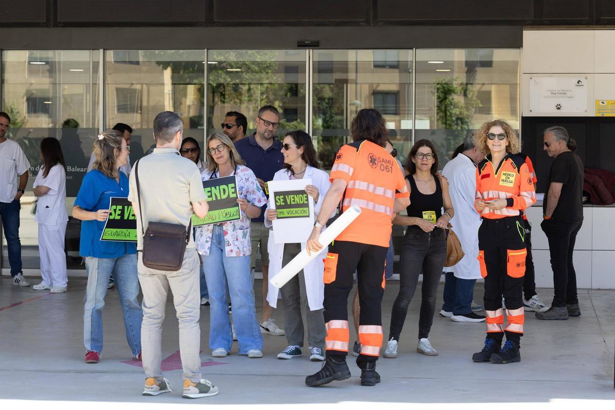 Imágenes de la concentración de la huelga de médicos en las puertas de Can Misses
