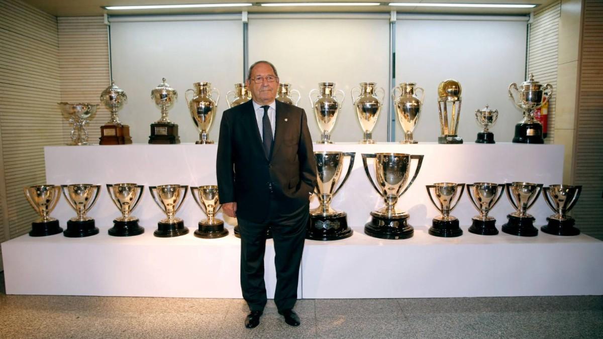 Paco Gento posa con los 23 títulos que logró con el Real Madrid Paco Gento posa con los 23 títulos que logró con el Real Madrid