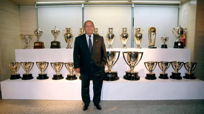 Paco Gento posa con los 23 títulos que logró con el Real Madrid