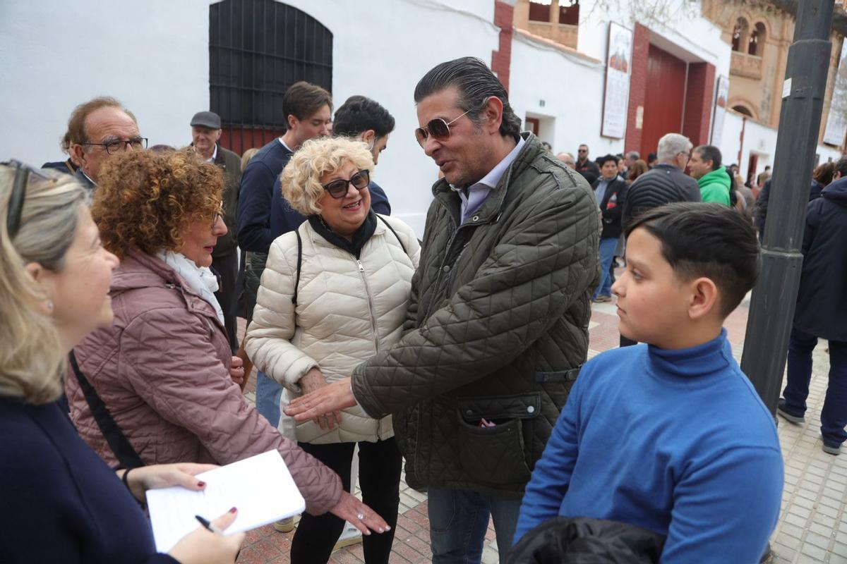 Ramón Bustamante conversa con Titían e Inma Balaguer, en presencia de su hijo pequeño, Cristian, este sábado, junto a la plaza de toros.