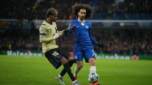 Barcelonas Lamine Yamal, left, is challenged by Chelseas Marc Cucurella during the Champions League opening phase soccer match between Chelsea and Barcelona in London, Tuesday, Nov. 25, 2025. (AP Photo/Kin Cheung)