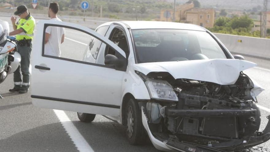 Choque frontal entre dos turismos en la N-332 a la altura de La Vila